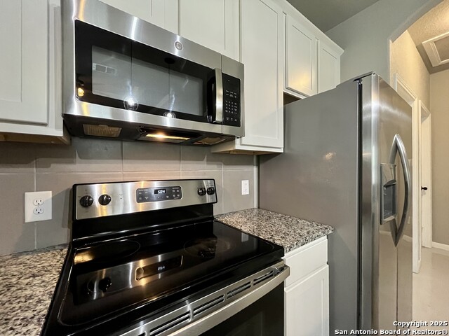 Image 11 of 33 For 913 Seideman St E