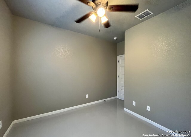 Image 20 of 33 For 913 Seideman St E