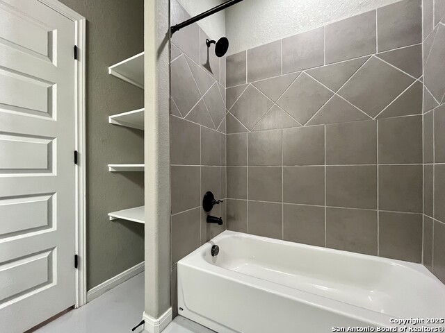 Image 22 of 33 For 913 Seideman St E