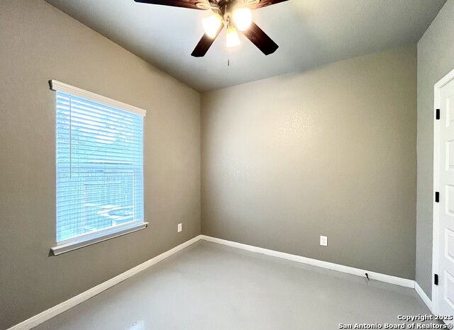 Image 23 of 33 For 913 Seideman St E