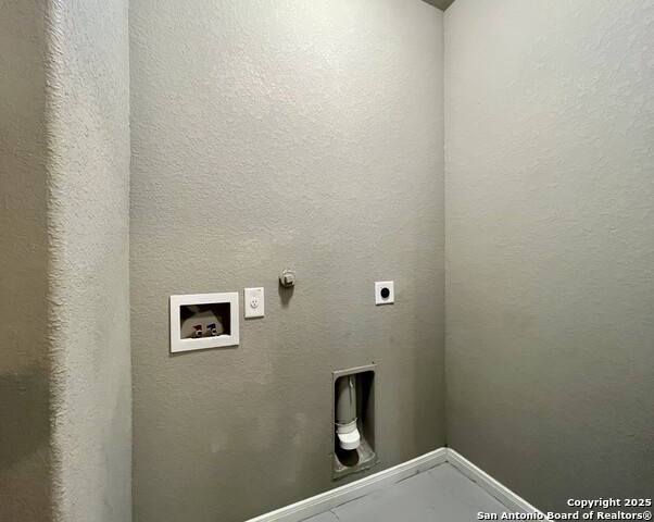 Image 25 of 33 For 913 Seideman St E