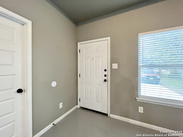 Image 26 of 33 For 913 Seideman St E