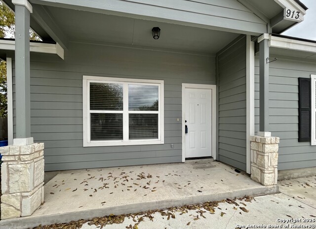 Image 30 of 33 For 913 Seideman St E