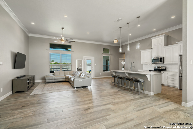Listing photo id 6 for 406 Mountain View Drive