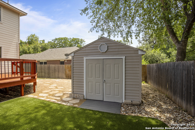 Listing photo id 35 for 9515 Braun Shore