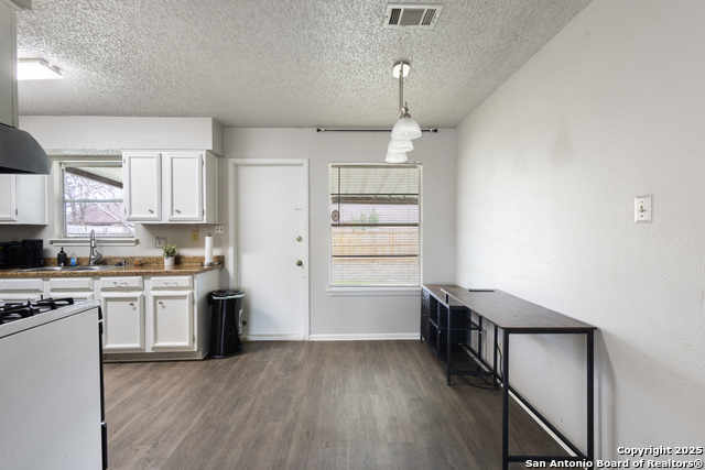 Listing photo id 2 for 9379 Valley Bnd