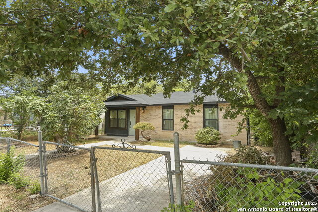Listing photo id 1 for 430 Groff