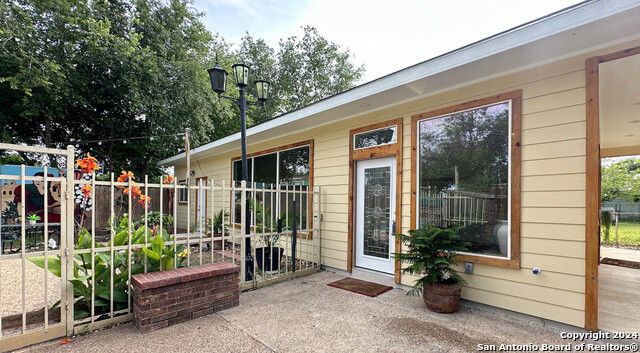 Listing photo id 9 for 710 Baetz Blvd W 2