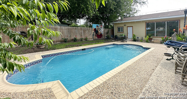 Listing photo id 10 for 710 Baetz Blvd W 2