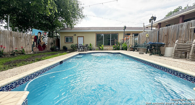 Listing photo id 11 for 710 Baetz Blvd W 2