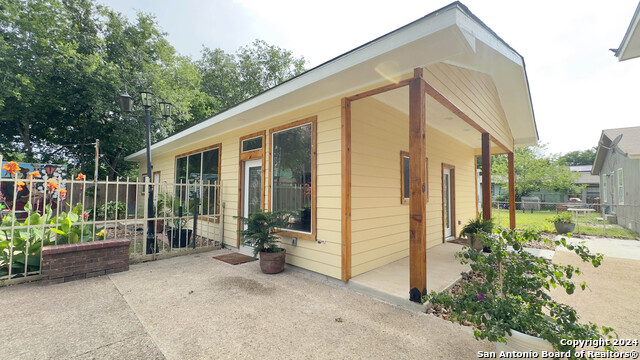 Listing photo id 1 for 710 Baetz Blvd W 2