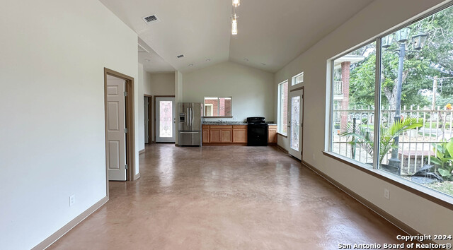 Listing photo id 3 for 710 Baetz Blvd W 2