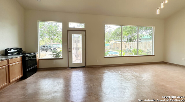 Listing photo id 4 for 710 Baetz Blvd W 2