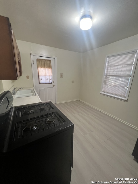 Listing photo id 4 for 710 Malone Ave W