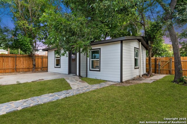 Listing photo id 23 for 612 Magnolia Ave W