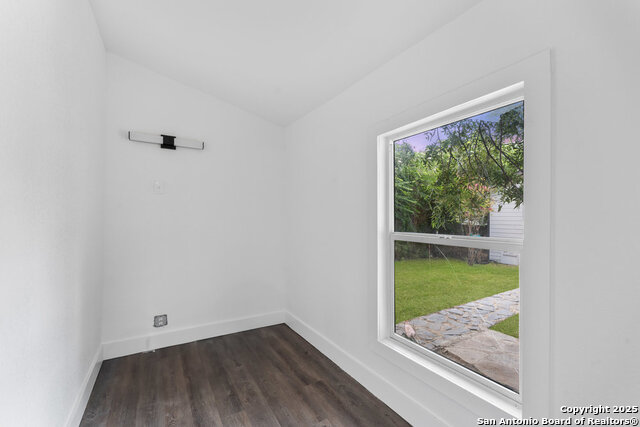 Listing photo id 27 for 612 Magnolia Ave W