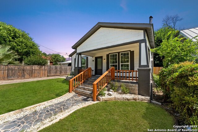 Listing photo id 2 for 612 Magnolia Ave W