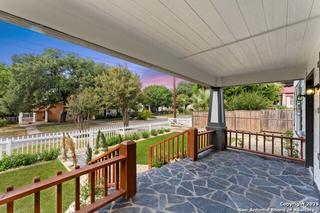 Listing photo id 3 for 612 Magnolia Ave W