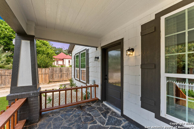 Listing photo id 4 for 612 Magnolia Ave W