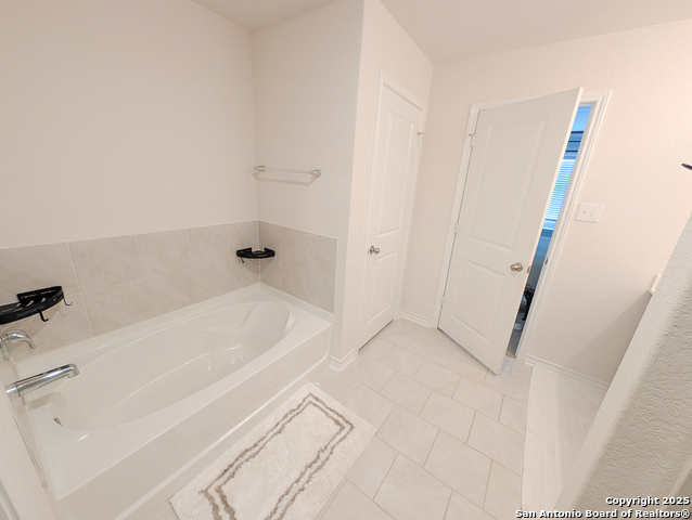 Listing photo id 10 for 14811 Goldfinch Way