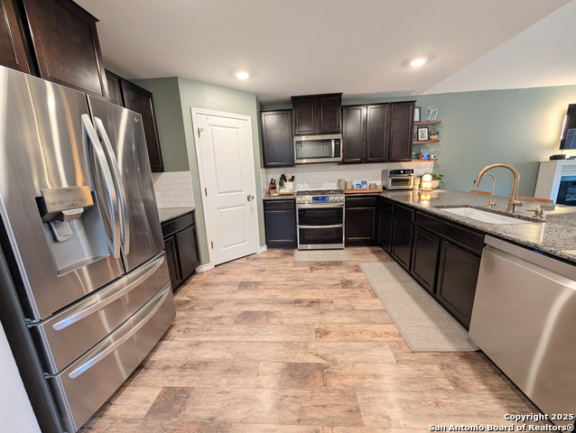Listing photo id 3 for 14811 Goldfinch Way