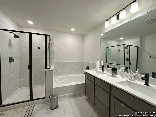 Listing photo id 11 for 14839 Vance Jackson 418