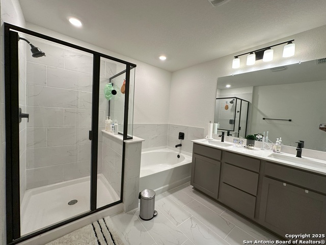 Listing photo id 12 for 14839 Vance Jackson 418