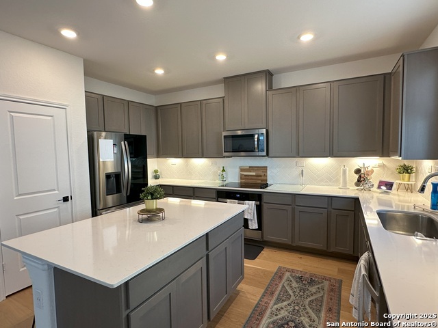 Listing photo id 5 for 14839 Vance Jackson 418