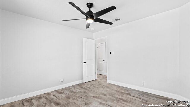 Listing photo id 17 for 5122 Stormy Dawn
