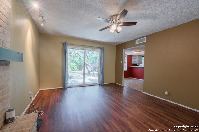 Listing photo id 13 for 5414 Timber Post