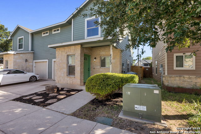 Listing photo id 0 for 6723 Utopia Hts