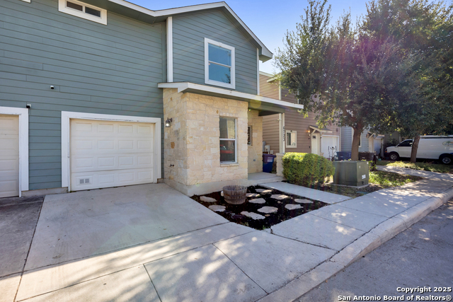 Listing photo id 1 for 6723 Utopia Hts