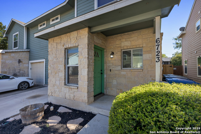 Listing photo id 2 for 6723 Utopia Hts