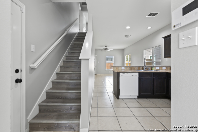 Listing photo id 3 for 6723 Utopia Hts