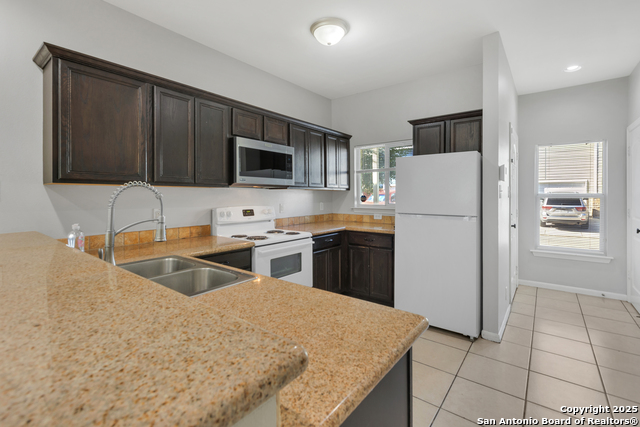 Listing photo id 4 for 6723 Utopia Hts