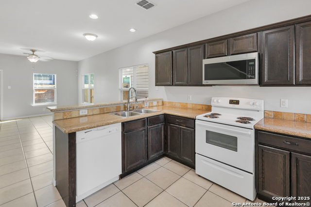Listing photo id 5 for 6723 Utopia Hts