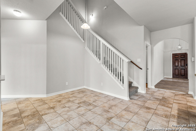 Image 11 of 35 For 8220 Robin Gate