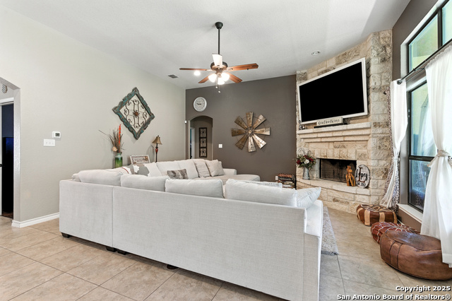 Listing photo id 8 for 309 Hickory Trail