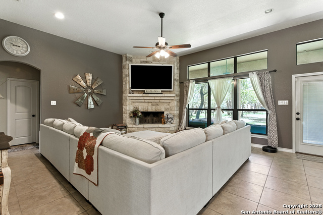 Listing photo id 7 for 309 Hickory Trail