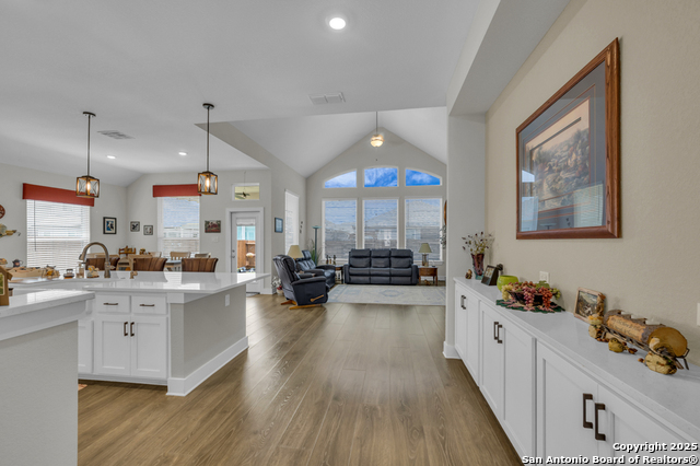 Image 14 of 47 For 929 Rench