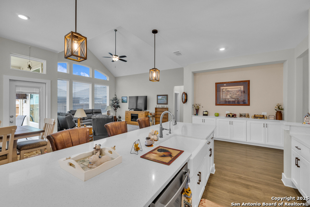 Image 22 of 47 For 929 Rench