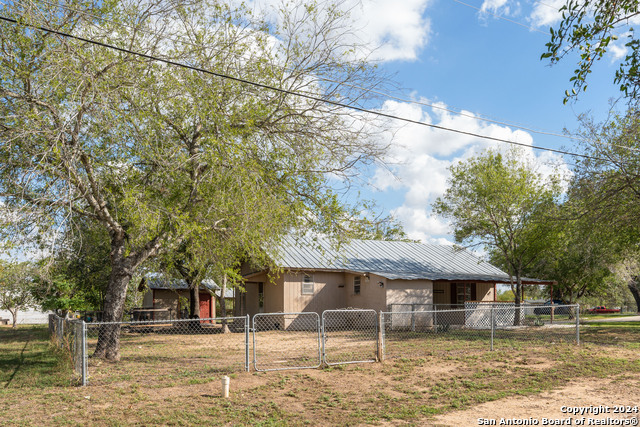 Listing photo id 19 for 412 Coker W