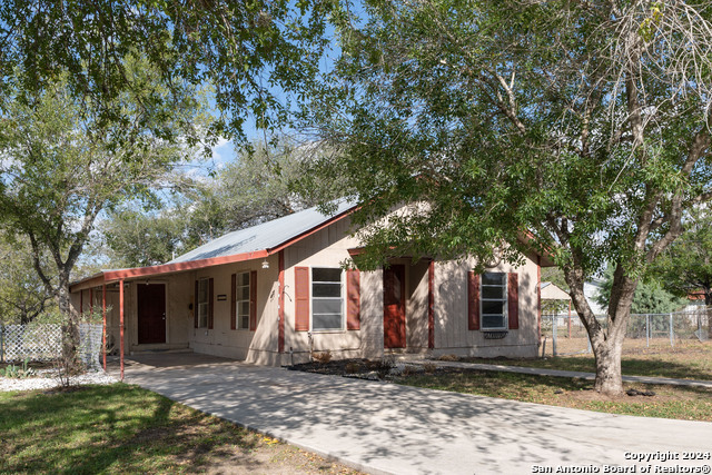 Listing photo id 1 for 412 Coker W