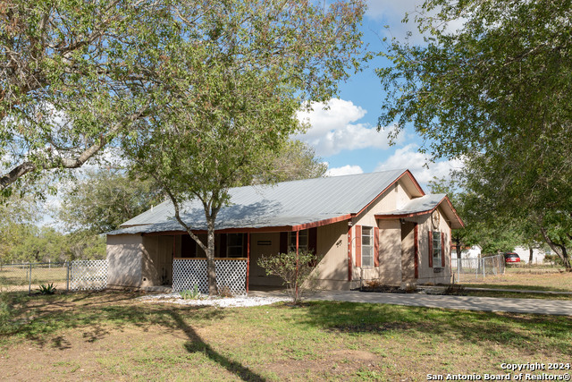 Listing photo id 2 for 412 Coker W