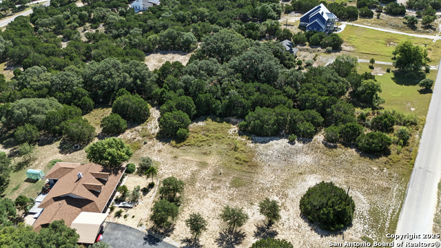 Listing photo id 8 for 672 Lakepark Dr