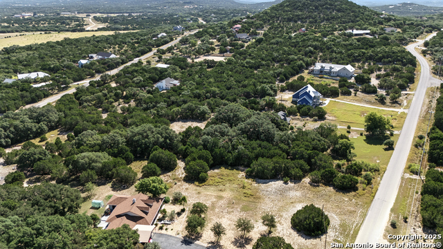 Listing photo id 9 for 672 Lakepark Dr