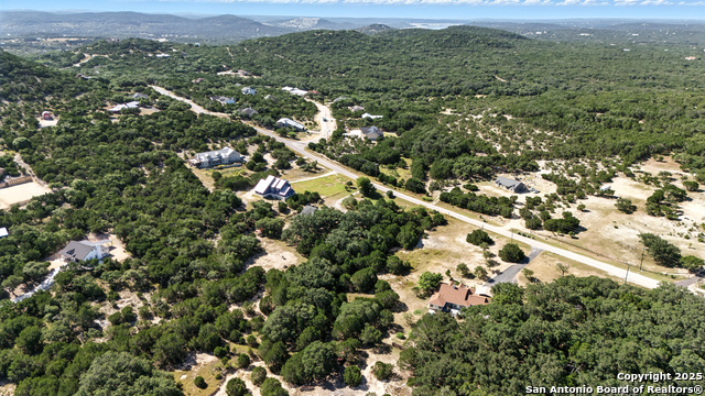 Listing photo id 10 for 672 Lakepark Dr