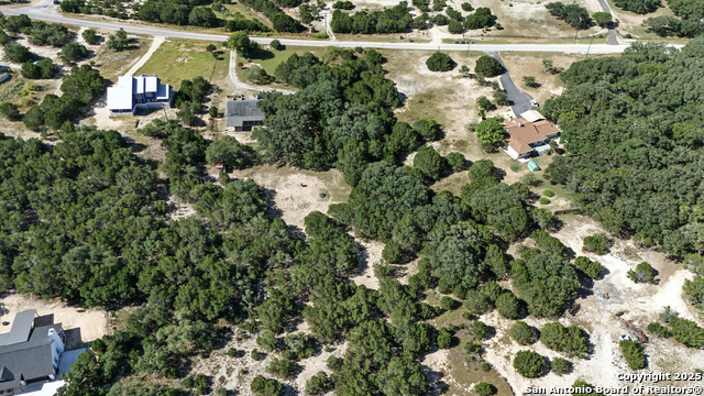 Listing photo id 11 for 672 Lakepark Dr