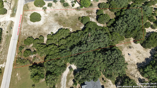 Listing photo id 13 for 672 Lakepark Dr