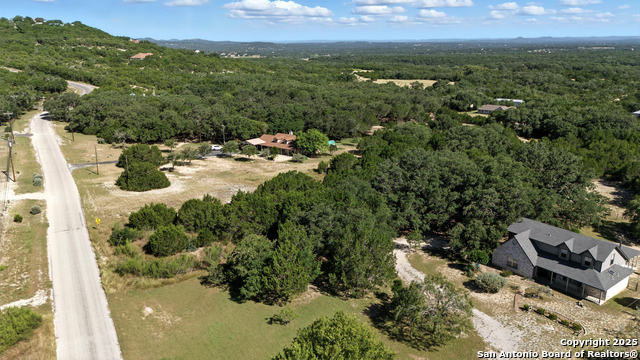 Listing photo id 14 for 672 Lakepark Dr